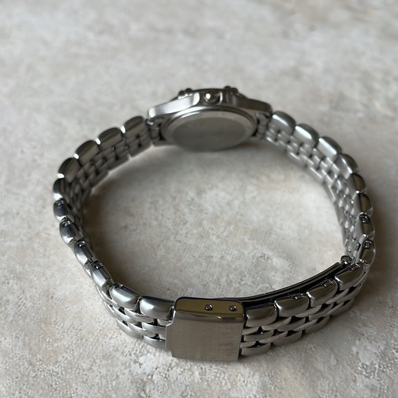 Armitron lady battery water resistant 100ft stainless steel - Picture 4 of 6